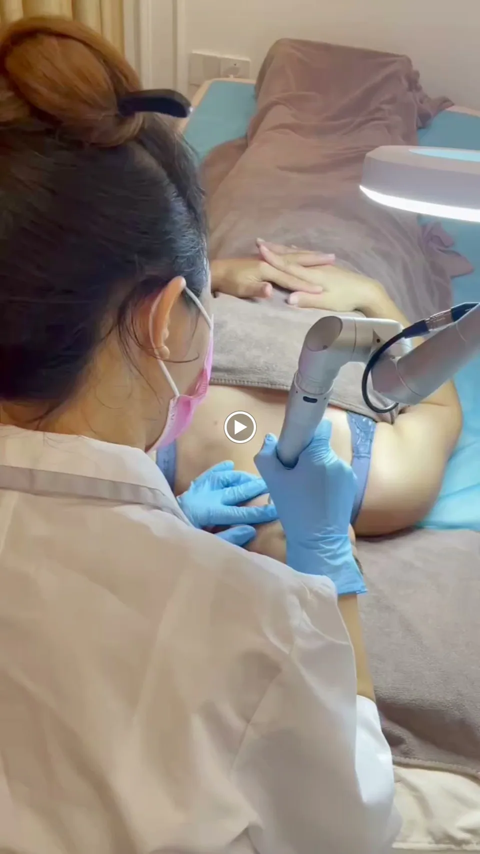 Mặt tiền Eva Beauty Clinic For KiKi tại Phú Mỹ Hưng buổi tối, ánh đèn vàng ấm.